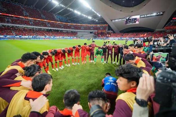 比赛中的精彩瞬间展示球员技术与拼搏精神的简单介绍