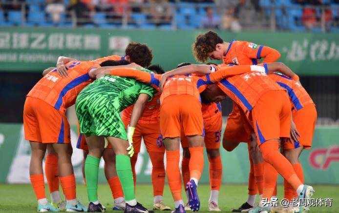 紧张的比赛中球队在逆境中迎来胜利