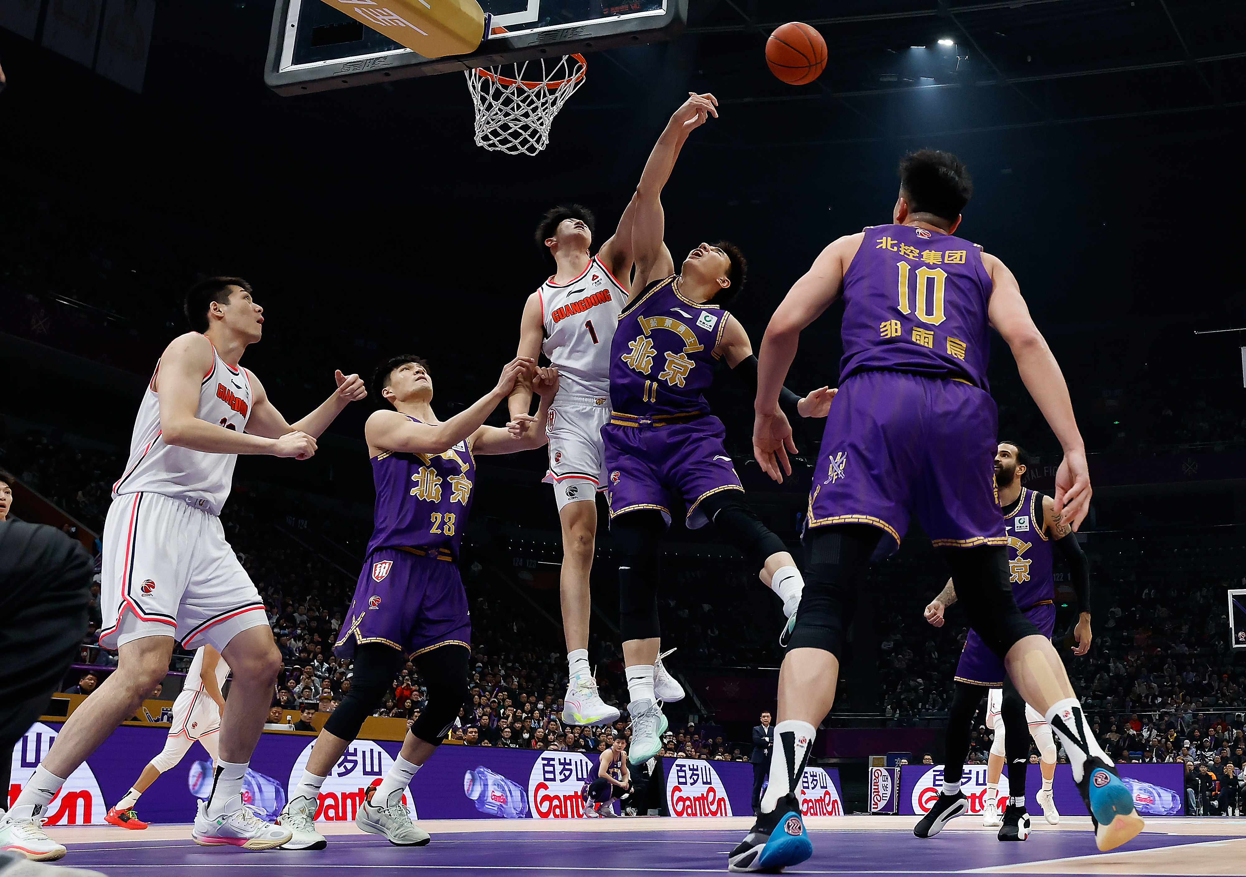 世俱杯冠军-包含国内篮球顶级赛事近期掀起热潮，精彩连连的词条