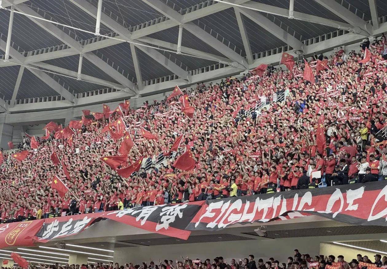 世俱杯时间-大闹球场,球迷疯狂庆祝意外胜利的简单介绍