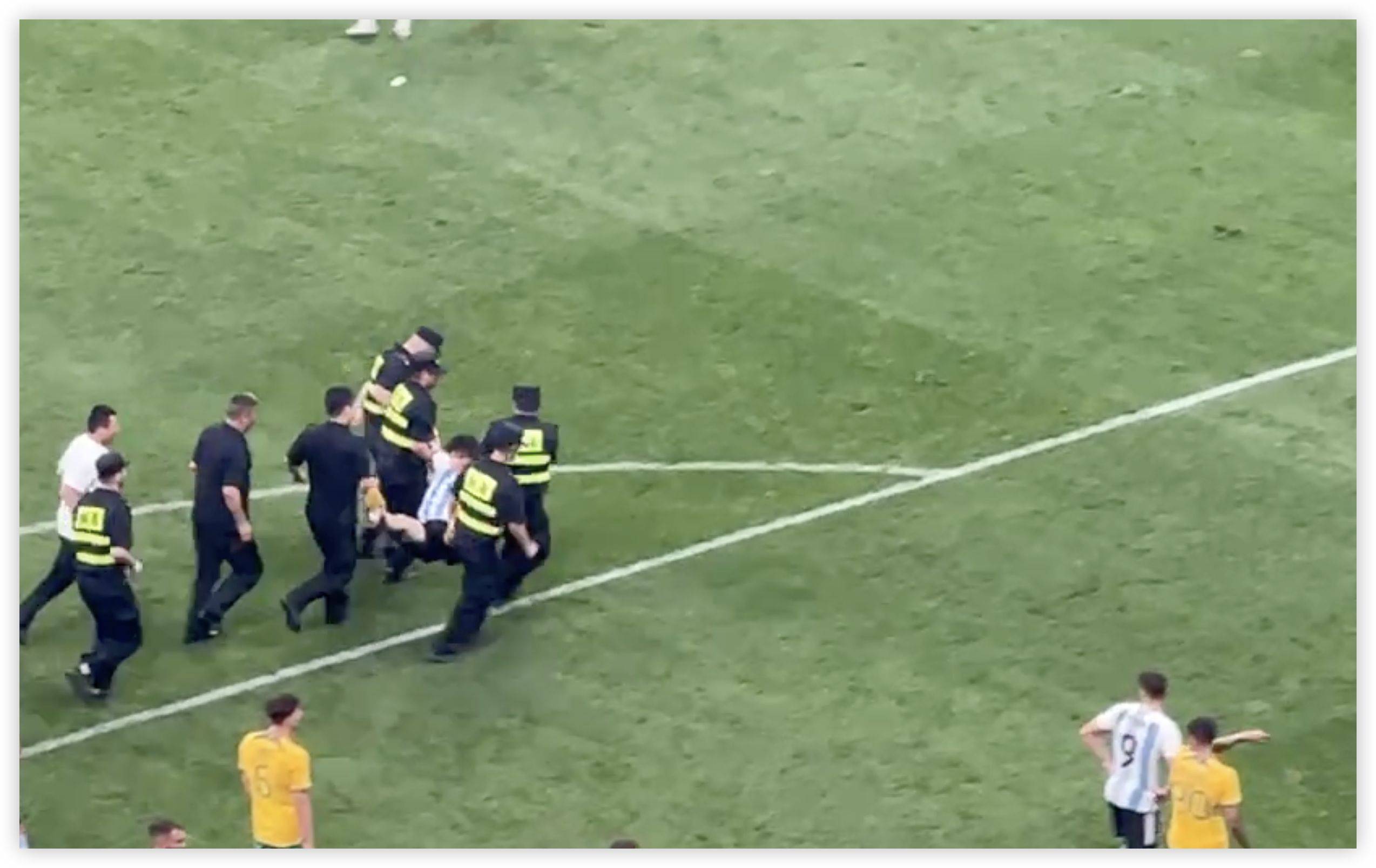 大闹球场，球迷疯狂庆祝意外胜利的简单介绍