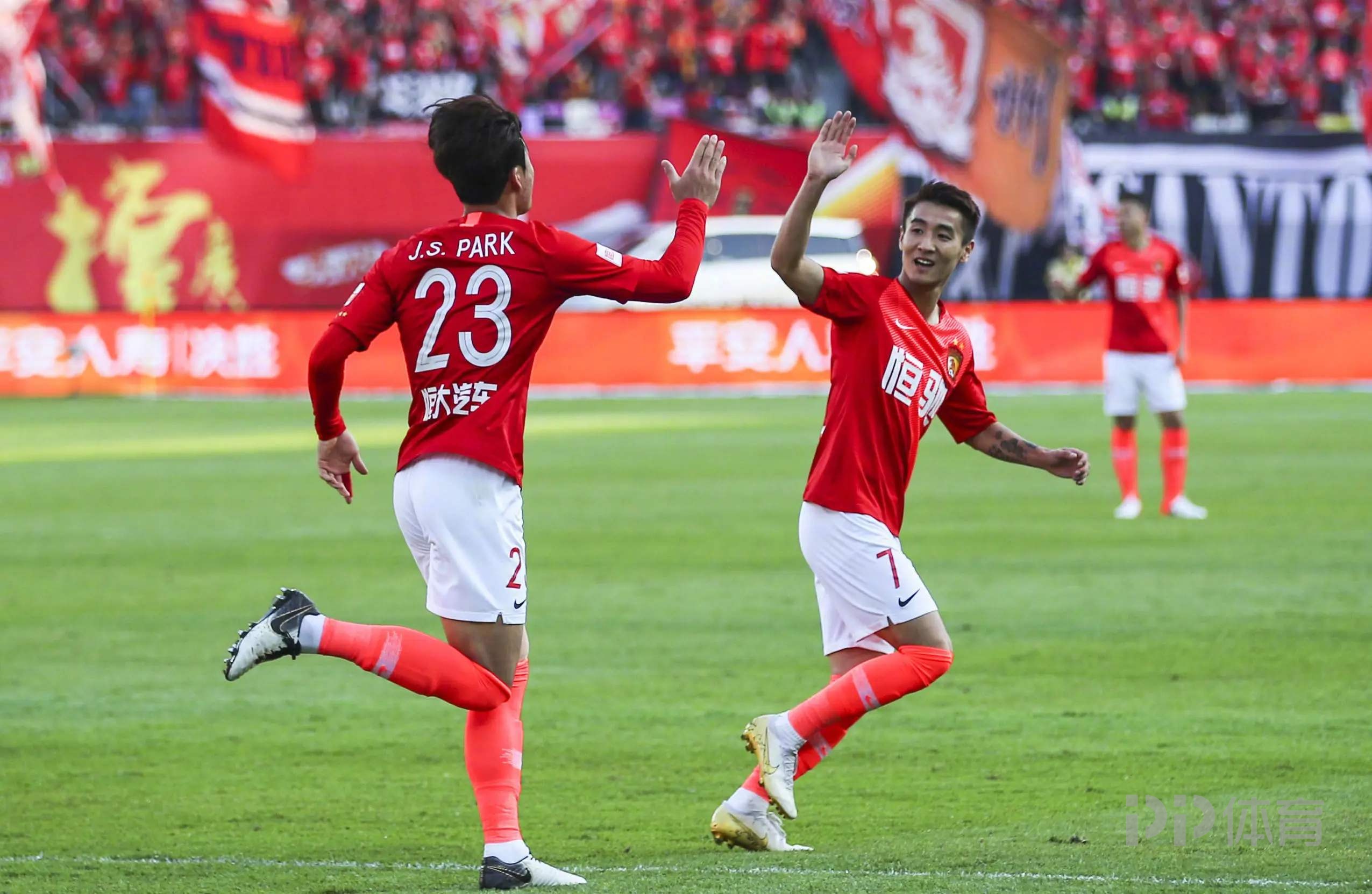 世俱杯冠军-广州恒大队员表现亮眼，取得连续胜利