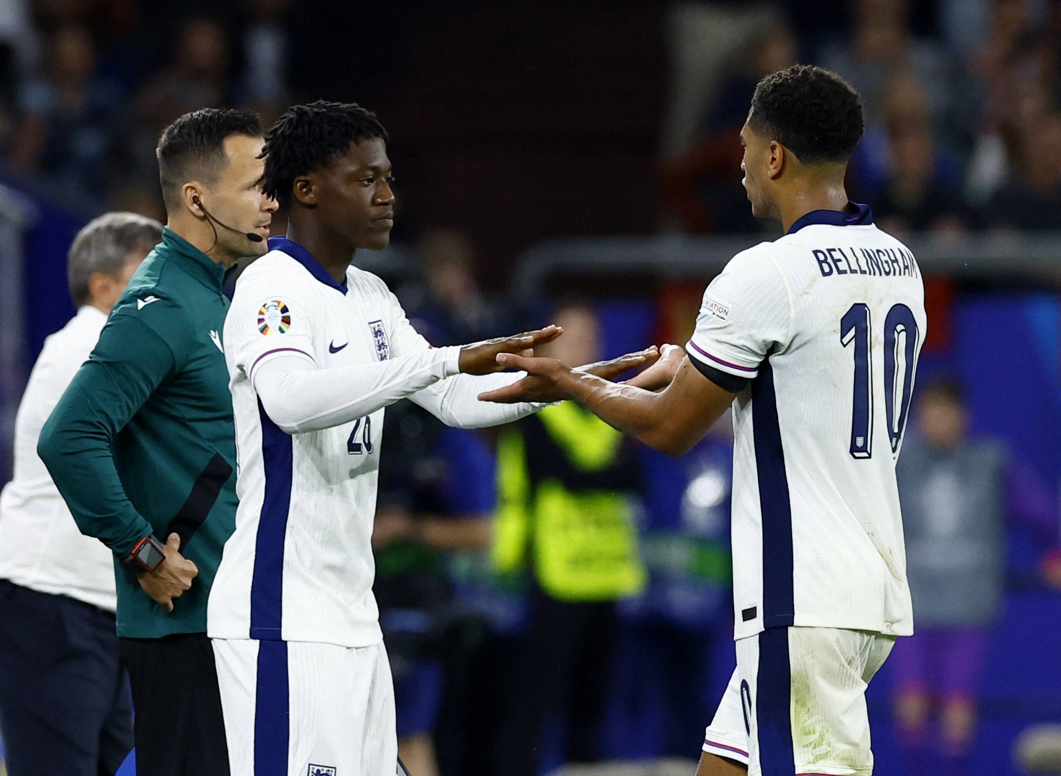 英格兰后卫连入两球,轻松击败保加利亚 英格兰后卫连入两球,轻松击败保加利亚