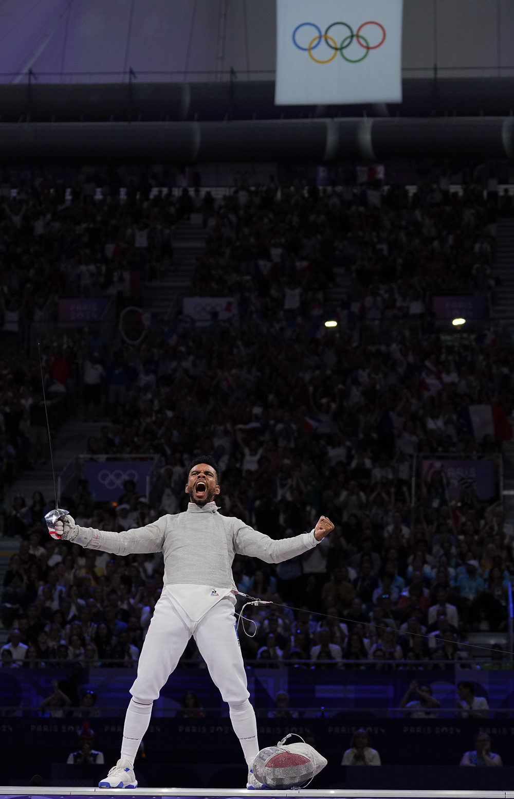 世俱杯官网-法国击剑选手飒爽英姿,夺得金牌