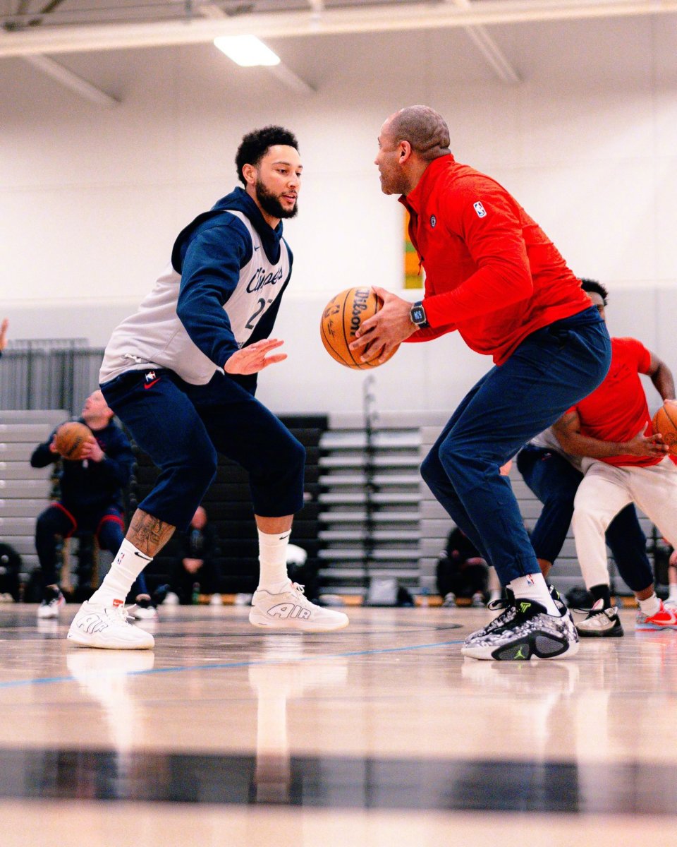 西蒙斯率队四连胜快船横扫公牛