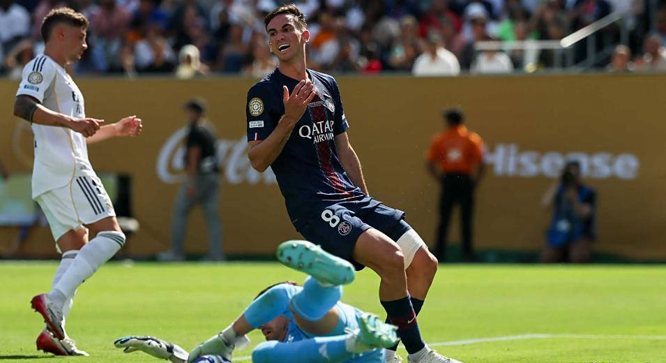 世俱杯-巴黎圣日耳曼球迷热情高涨，庆祝胜利