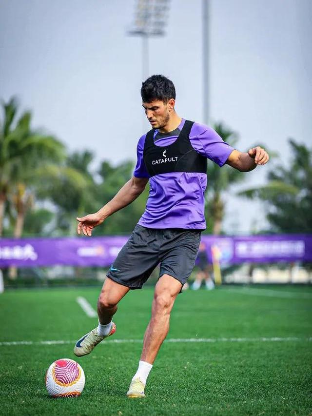 包含外援表现出色，带领球队在激烈比拼中取胜的词条