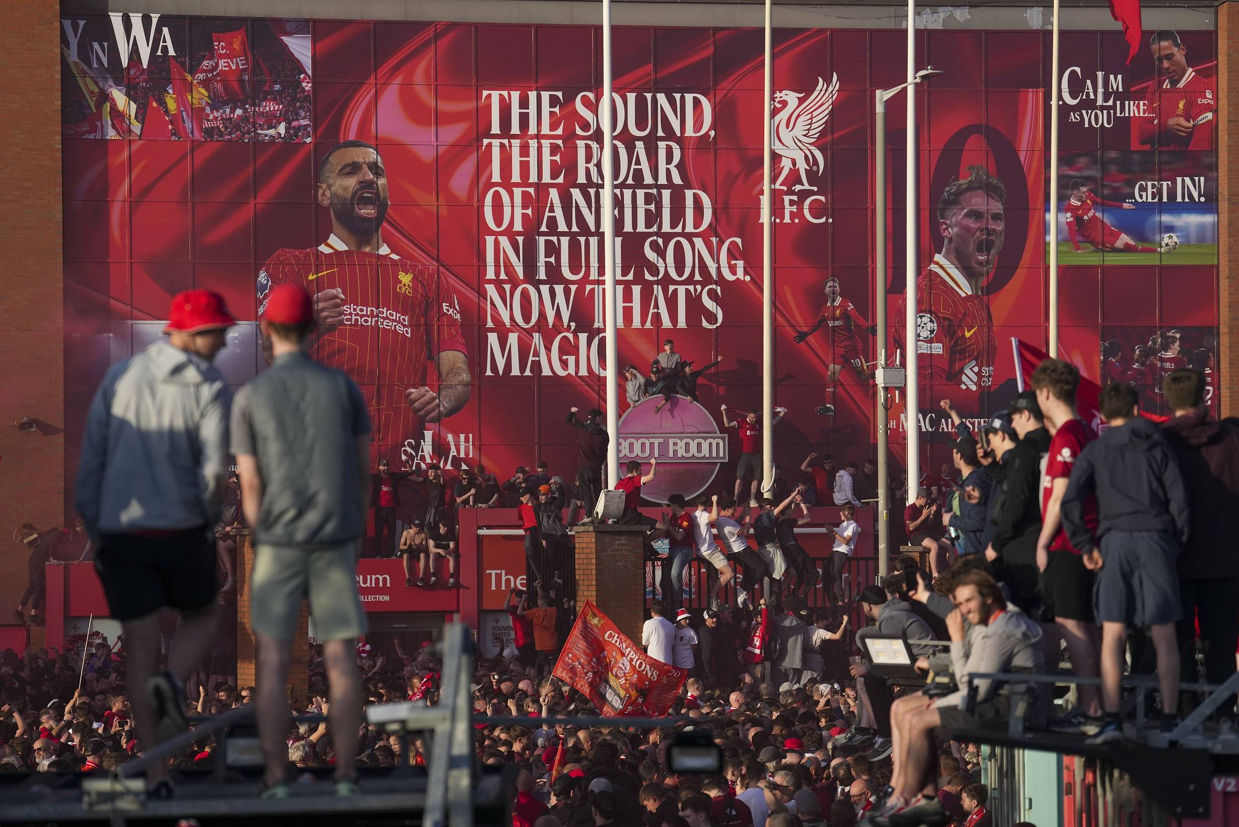 世俱杯分组-利物浦逆袭曼联,联赛榜首现新面孔的简单介绍