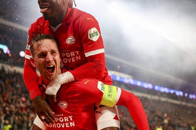 荷兰队连续创造得分机会,欲夺冠军宝座 荷兰队连续创造得分机会,欲夺冠军宝座