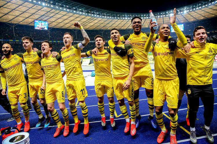 世俱杯直播-德国球队赴法国备战比赛，士气昂扬