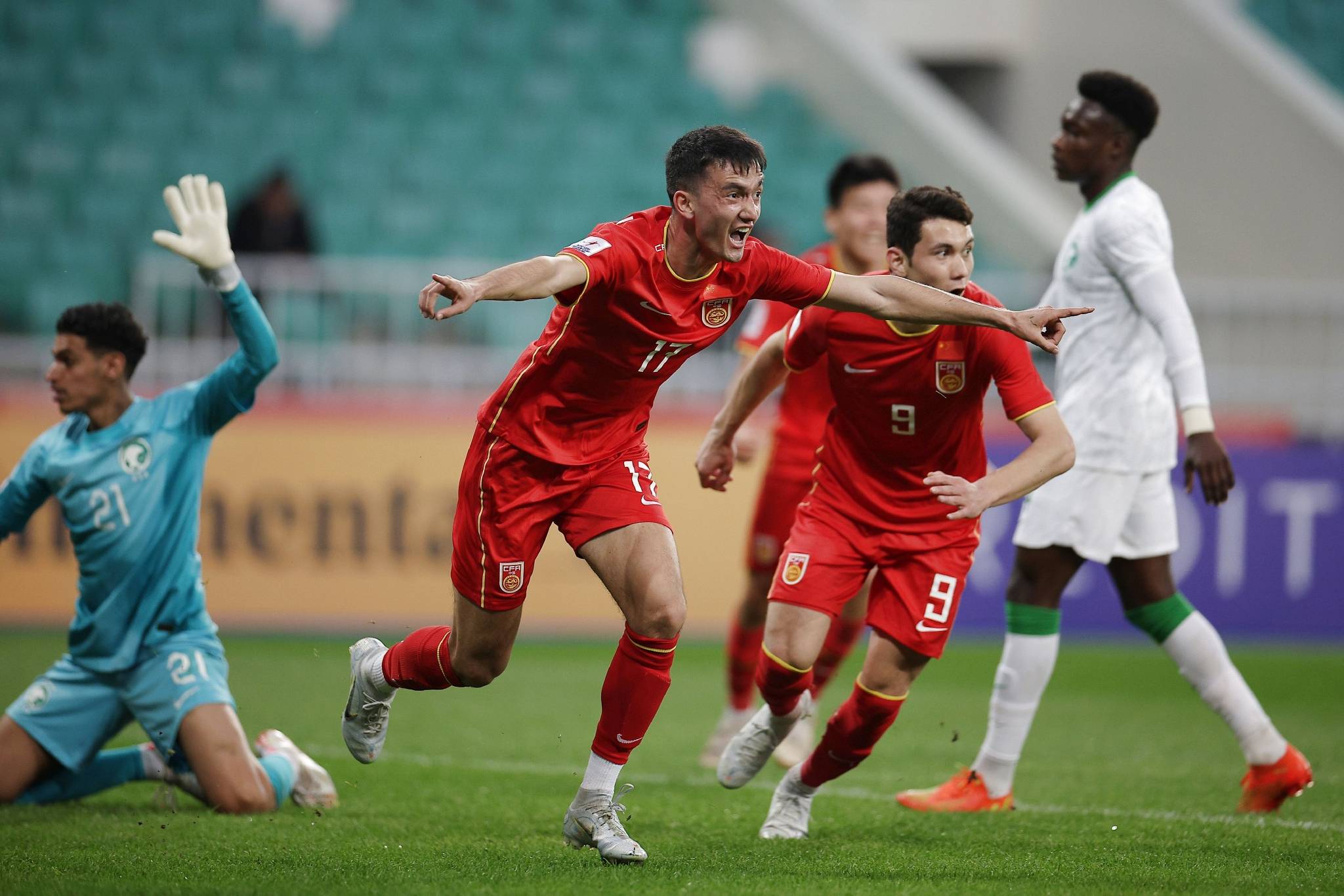 包含马德里竞技主场大胜，赢得关键3分的词条