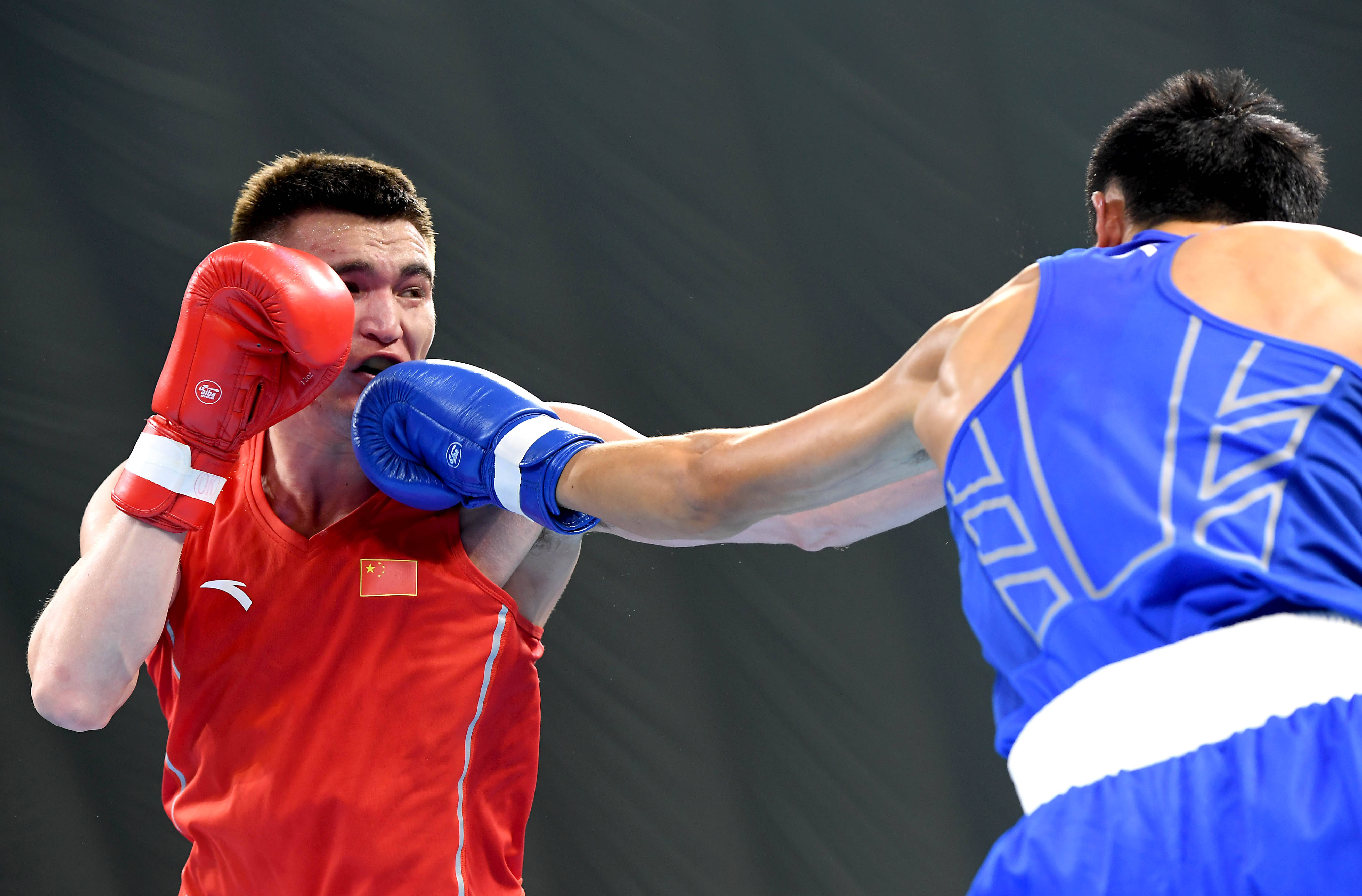 拳击半决赛：胜负难料，选手誓夺桂冠的简单介绍