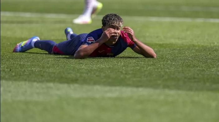 里尔球员庆祝进球，赢得全场掌声