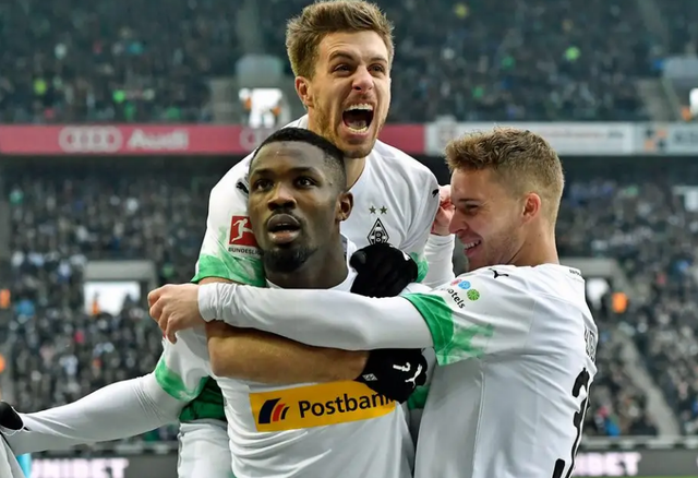 门兴格拉德巴赫豪取三分掌控比赛的简单介绍