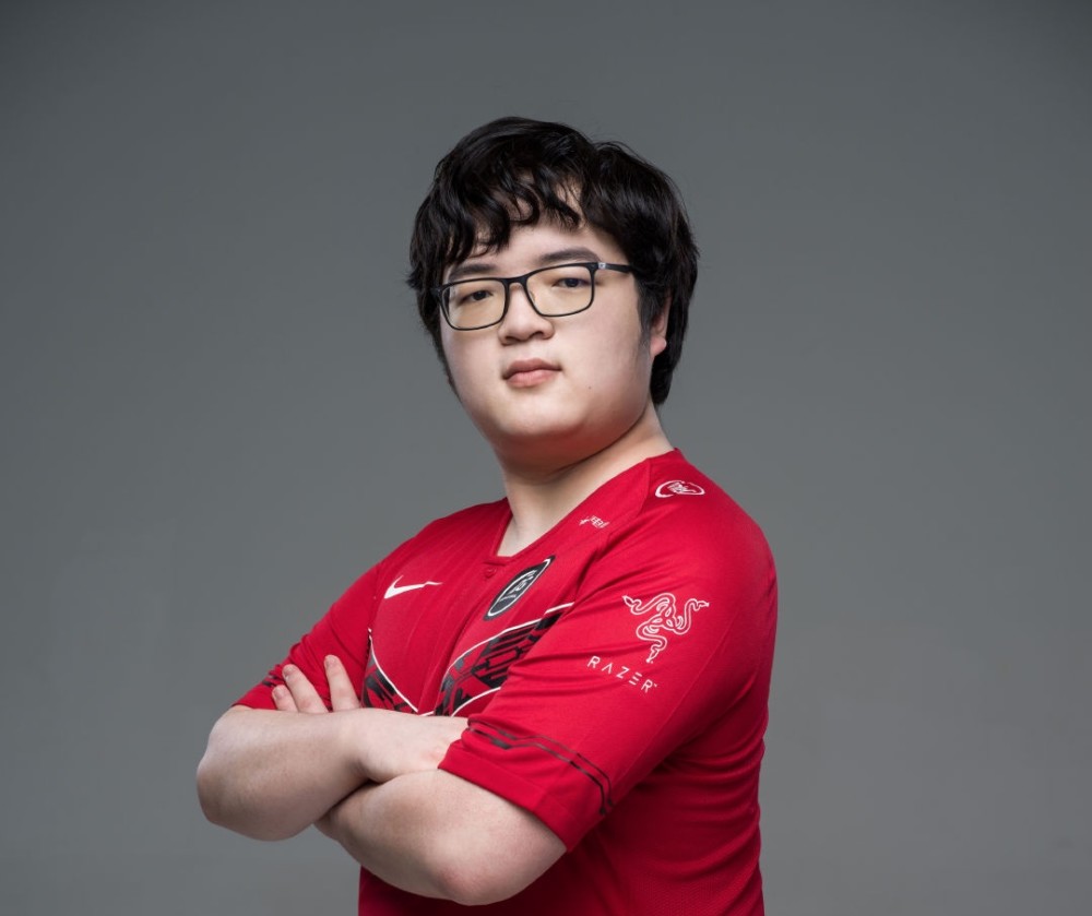 EDG险胜FLY，Keria团战一打五强强对话小组赛，技惊四座的简单介绍