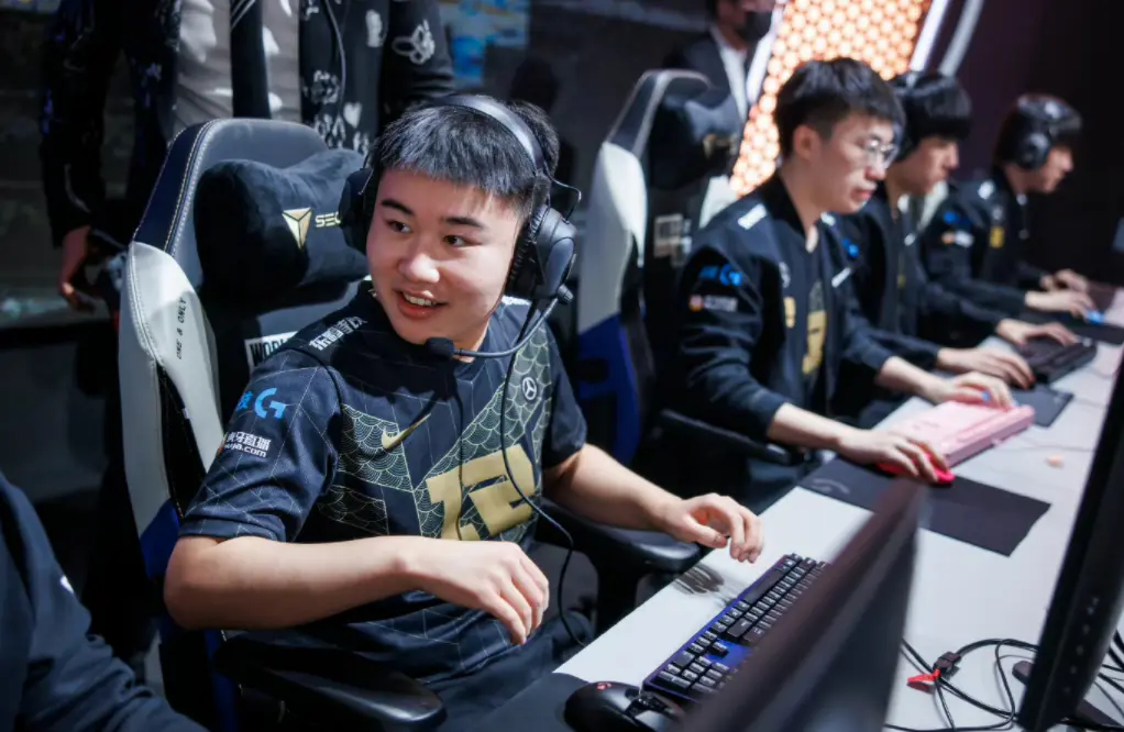 世俱杯赛程-RNG力克GEN，369关键团战开团秒人顶尖较量全球总决赛，成为赛场最大亮点的简单介绍