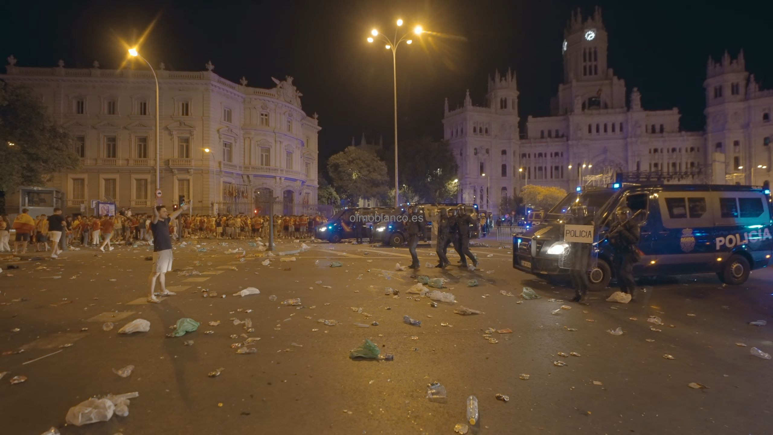 欧预赛引发球迷狂热，球场氛围热烈的简单介绍