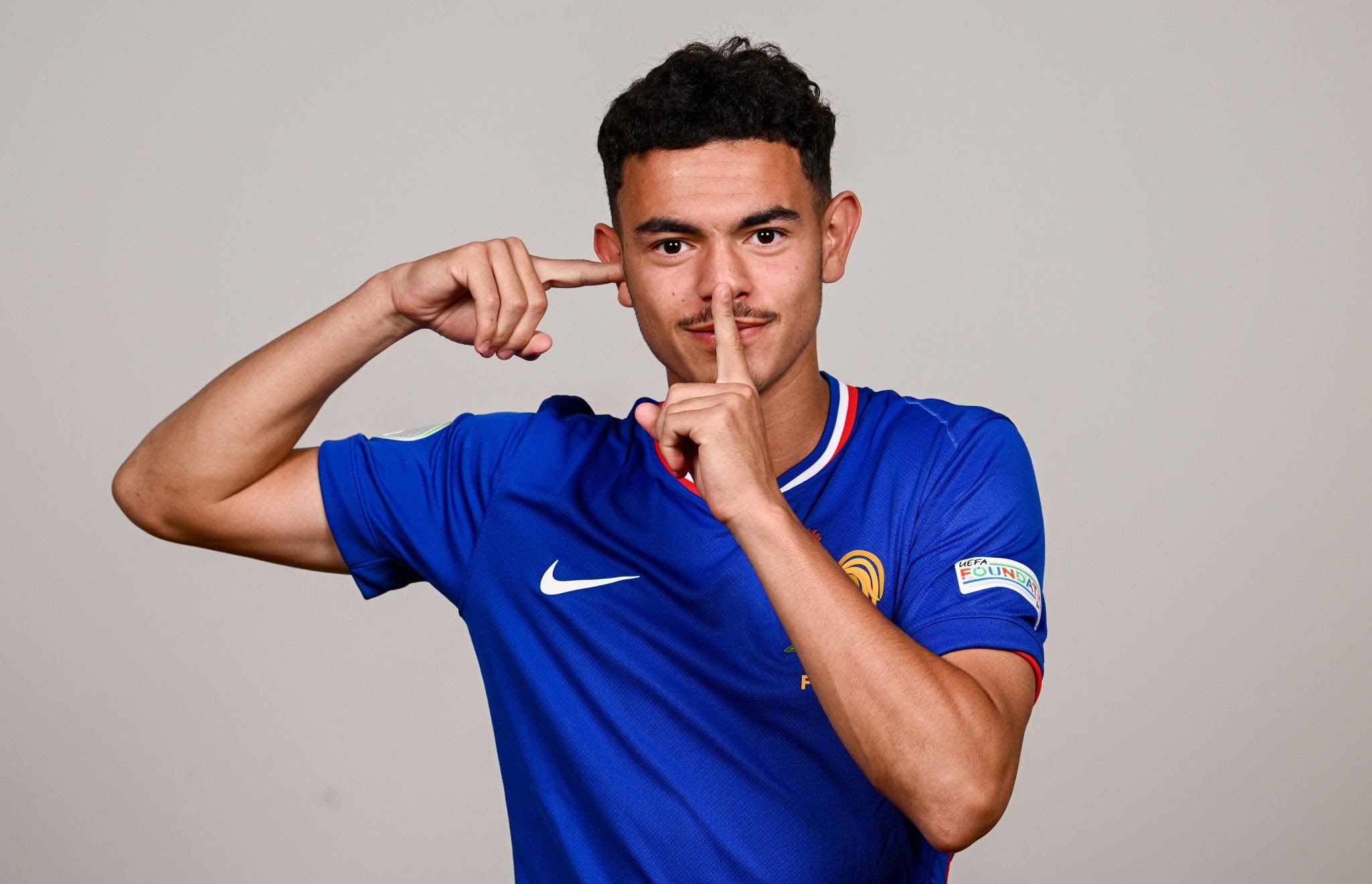 摩纳哥球迷示爱球星，支持无懈可击