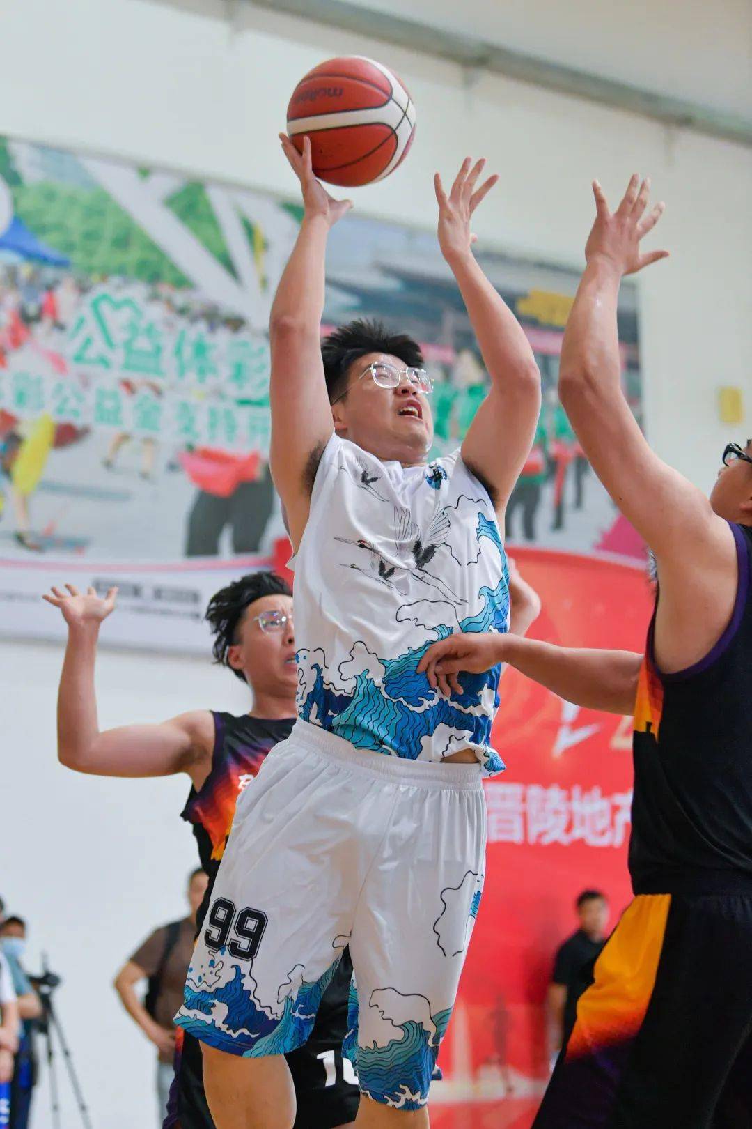 世俱杯冠军-南美洲篮球职业联赛揭幕战闪耀登场,球员们奋力拼搏