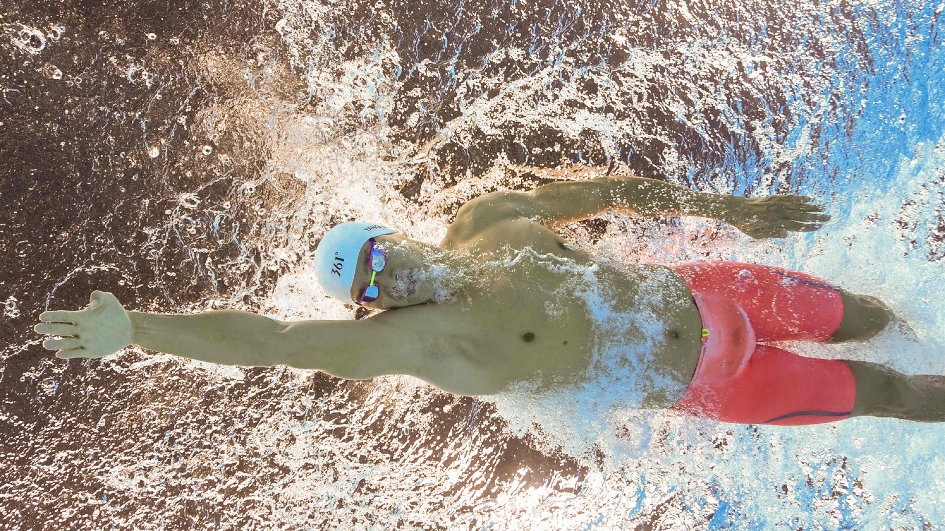 世俱杯官网-剑光如练刺苍穹，欧冠雨夜，浓眉一记定乾坤