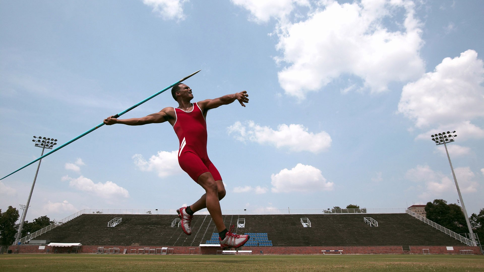 世俱杯-看到这个关键词组合时,我有一个非常有趣的构思—它听起来像是三个不同时空的新闻头条被拼接在了一起。那么,我们不妨就创造一个这样的平行时空,写一篇独一无二的、融合了现实与奇幻色彩的文章
