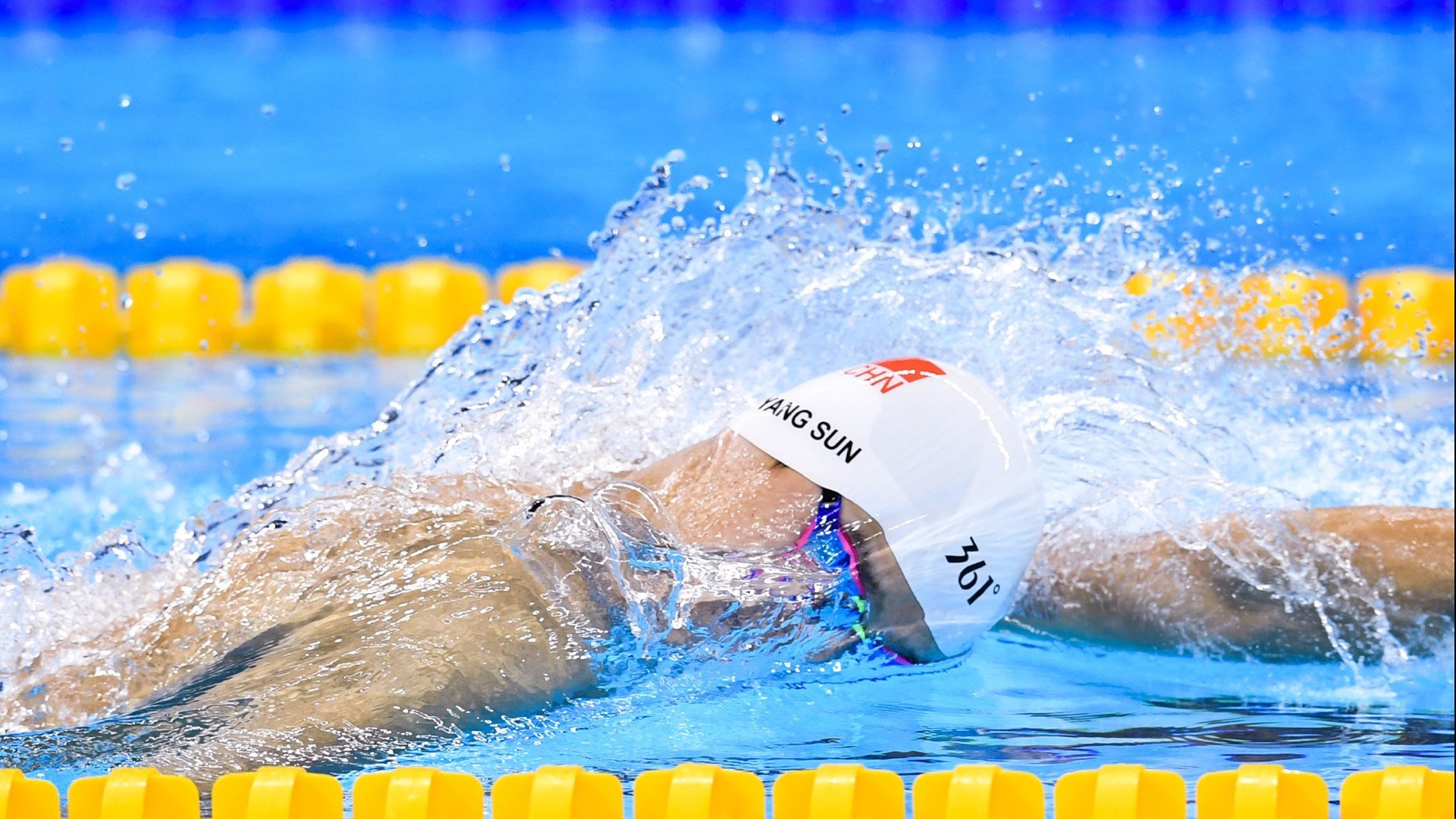 铁血围剿，当塞维利亚的橙色浪潮碾过蓝月，法比尼奥如何一人扛起整面旗帜